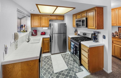 Big Bear Lake Cabina | Slopeside Chalet By Destination Big Bear:Ski In Ski Out Condo at Bear Mountain Ski Resort! Seasonal Community Spa, Pickleball and Basketball Court!