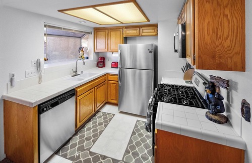Big Bear Lake Cabina | Slopeside Chalet By Destination Big Bear:Ski In Ski Out Condo at Bear Mountain Ski Resort! Seasonal Community Spa, Pickleball and Basketball Court!