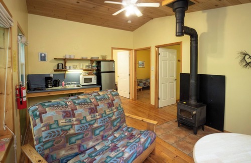 Annapolis Subdivision D Chalet De Esquí | small 2-bedroom chalet in the heart of the wilderness, 5 km from Kejimkujik Park