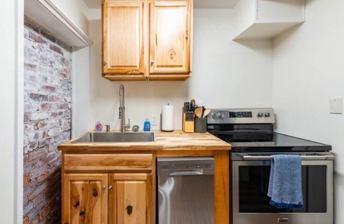 Danville Apartamento | Small and Stylish: Main St. Apt