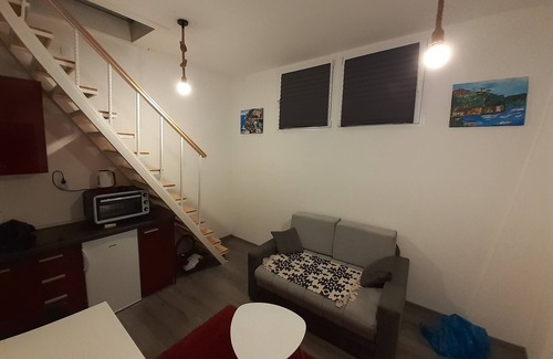 Novi Beograd Apartamento | Pequeño apartamento de 32 m2 ubicado en el lado de Nueva Belgrado, muy cerca del río.