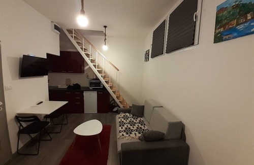 Novi Beograd Apartamento | Pequeño apartamento de 32 m2 ubicado en el lado de Nueva Belgrado, muy cerca del río.