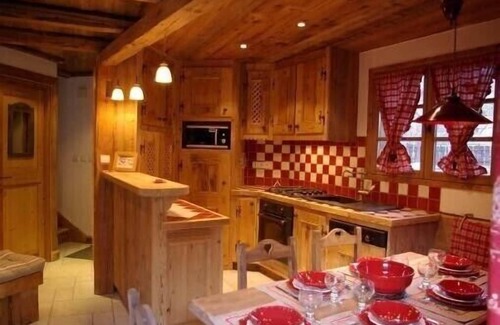 Le Praz Chalet De Esquí | Pequeño chalet con encanto en madera vieja, ambiente de montaña y cálido garantizado