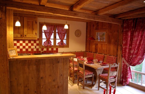 Le Praz Chalet De Esquí | Pequeño chalet con encanto en madera vieja, ambiente de montaña y cálido garantizado