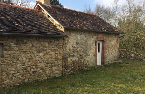 Chammes Casa | Small stone house near a pond