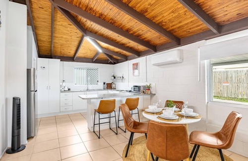 Crestmead Casa | Small Groups & Families! Stylish 3Beds near mall
