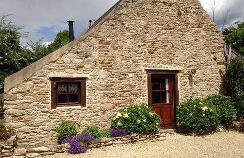 Pluvigner Cabaña | Pequeña casa de carácter, granito, terracota y madera, con jardín