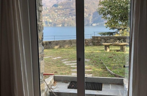 Carate Urio Casa | Pequeña casa con gran jardín, vista del lago de Como 'Sans Souci'