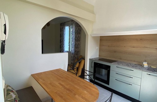 La Roquette-sur-Siagne Villa | Quiet little nest in the middle of greenery, with views as far as the sea. Couple 2 children.