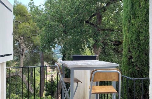 La Roquette-sur-Siagne Villa | Quiet little nest in the middle of greenery, with views as far as the sea. Couple 2 children.