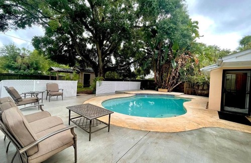Fairoaks Manhattan Manor Casa | Pequeño paraíso con piscina en el sur de Tampa