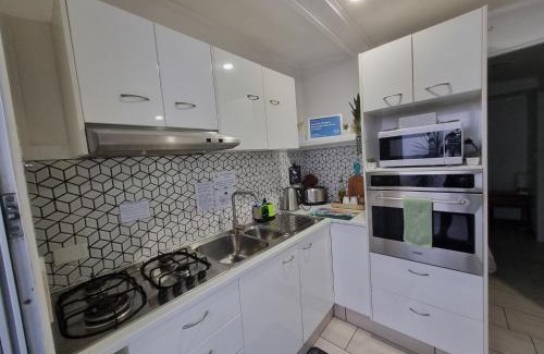 Caloundra Apartamento | Small PET FRIENDLY Granny flat with paved courtyard