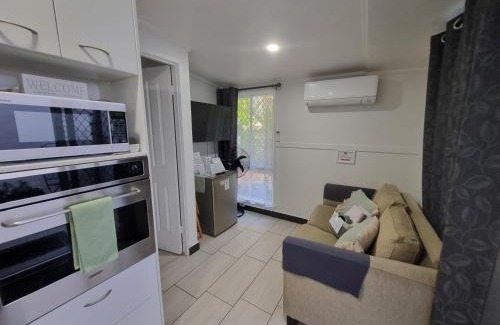 Caloundra Apartamento | Small PET FRIENDLY Granny flat with paved courtyard