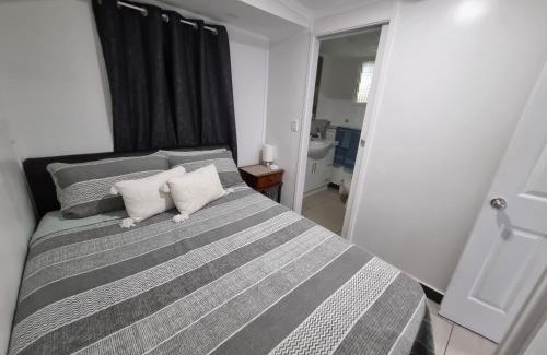 Caloundra Apartamento | Small PET FRIENDLY Granny flat with paved courtyard