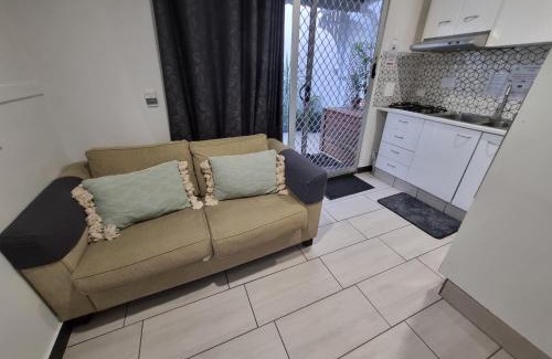 Caloundra Apartamento | Small PET FRIENDLY Granny flat with paved courtyard