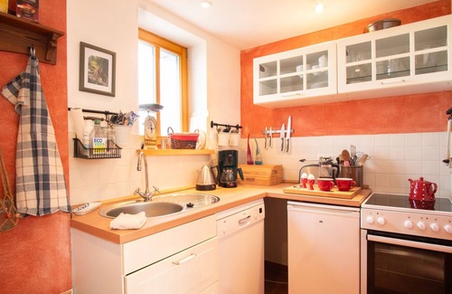 Vöhl-Herzhausen Condominio | Small romantic apartment with sauna, garden, pool