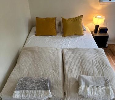 Saltsjobaden Apartamento | Small Seaside Cottage