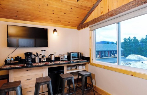 Lake Placid Cabina | Small Standalone Cabin w/2 queen beds + kitchenette