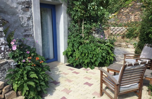 Plourin-les-Morlaix Casa | pequeña casa de piedra en un sitio de personajes