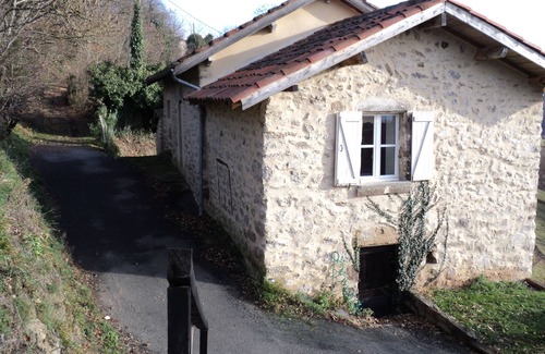 Firmi Casa | Pequeña casa de piedra cerca de la aldea de AGNAC