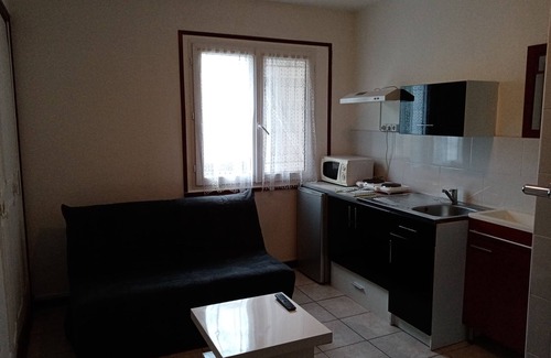 Cuers Apartamento | Small studette with garden view