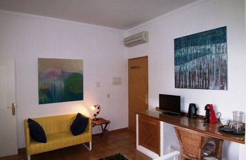 Sencelles Apartamento | Pequeño estudio con vista al jardín en la casa señorial con piscina y jardín.