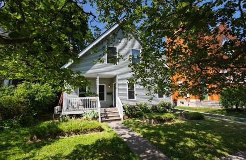 Oberlin Casa | Small Suite STEPS from Oberlin