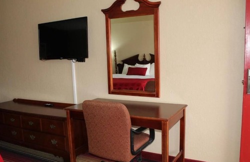 Perry Casa | Small Town Charm! 4 Comfy Units, Parking