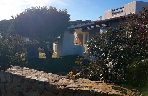 Terravecchia-Portoquadro Villa | Pequeña villa en Cala d'Oro di Porto Quadro, a 90 metros del mar.