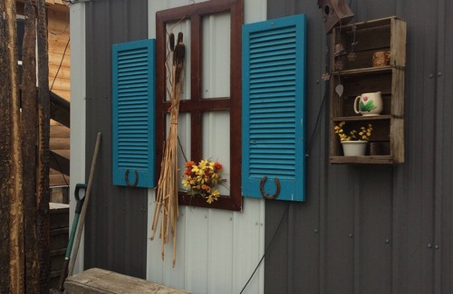 Cochrane Casa | Small Vintage Guest Ranch Accommodation