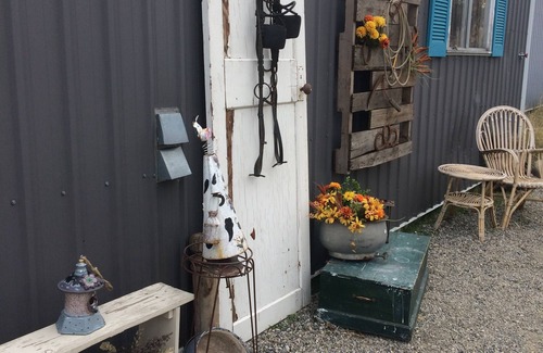 Cochrane Casa | Small Vintage Guest Ranch Accommodation