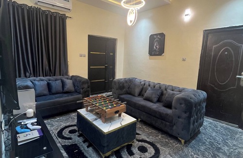 Alimosho Casa | Smart 2-bedroom bungalow in lovely Egbeda with WiFi, AC,parking space,games etc…