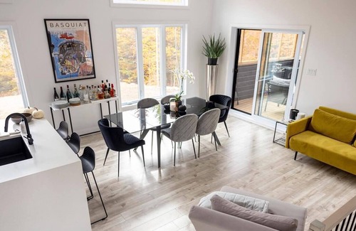 Chertsey Cabaña | Smart Cottage with Hot Tub and Basketball Court (haute gamme furniture)