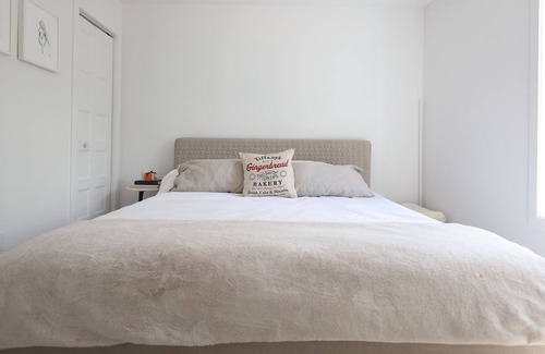Chertsey Cabaña | Smart Cottage with Hot Tub and Basketball Court (haute gamme furniture)