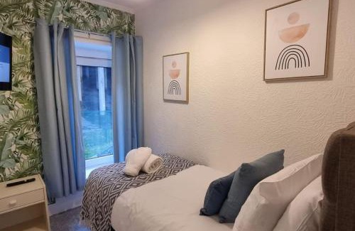 Port Talbot Casa | Smart Tv's in all 4 Bedrooms for your Convenience!