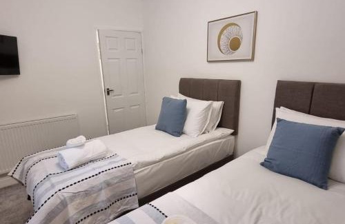 Port Talbot Casa | Smart Tv's in all 4 Bedrooms for your Convenience!