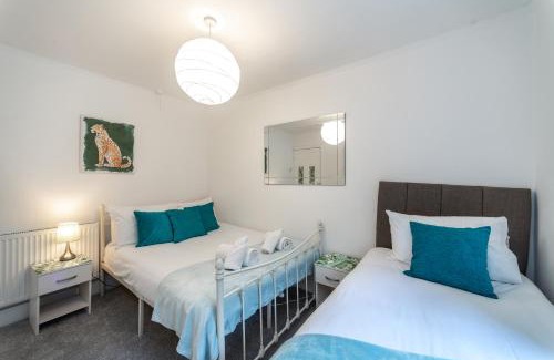Port Talbot Casa | Smart Tv's in all 4 Bedrooms for your Convenience!