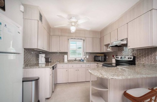 Seven Mile Beach Apartamento | SMB 3 BR Condo at Cayman Reef Resort with AC, WiFi, Pool, Tennis/Pickleball