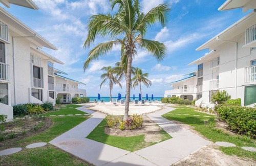 Seven Mile Beach Apartamento | SMB 3 BR Condo at Cayman Reef Resort with AC, WiFi, Pool, Tennis/Pickleball