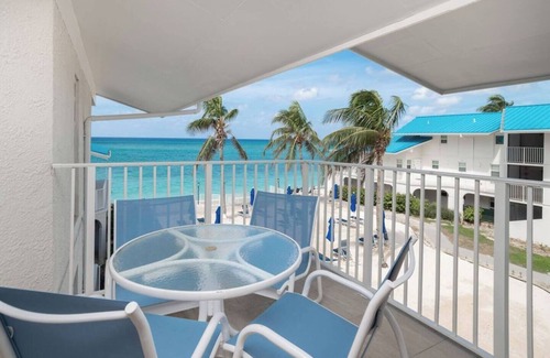 Seven Mile Beach Apartamento | SMB 3 BR Condo at Cayman Reef Resort with AC, WiFi, Pool, Tennis/Pickleball