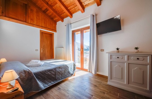 Donnas Cama Y Desayuno | Habitación 'Smeraldo' con vistas a las montañas y Wi-Fi