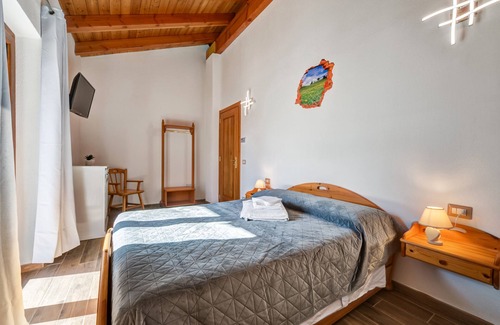 Donnas Cama Y Desayuno | Habitación 'Smeraldo' con vistas a las montañas y Wi-Fi
