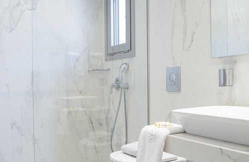 Nidri Hotel | Smile Inn Luxury Accommodation In the center of Nidri, next to the sea