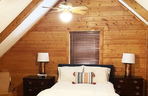 Houston Casa | Smith Lake Getaway: Lake front, custom log home with private dock and swim deck.