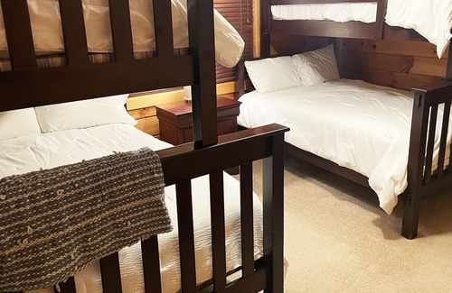 Houston Casa | Smith Lake Getaway: Lake front, custom log home with private dock and swim deck.