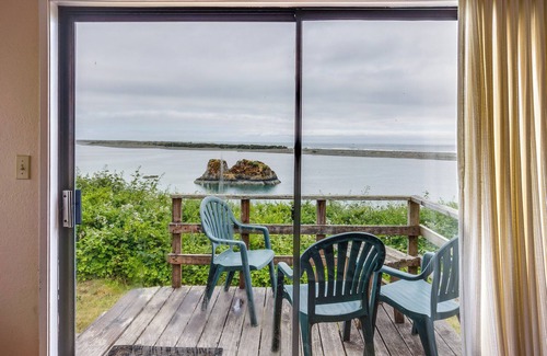 Smith River Cabaña | Smith River Vintage Cabin: Oceanfront Deck + Views