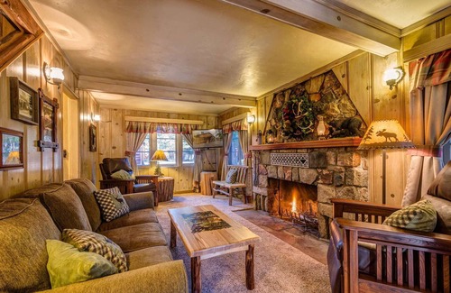 Twin Peaks Hotel | Smokey Bear Ranger - Three-Bedroom | Five Beds | ¾ Bathroom | Sleeps Eight