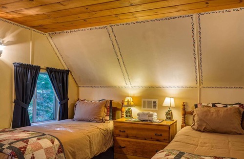Twin Peaks Hotel | Smokey Bear Ranger - Three-Bedroom | Five Beds | ¾ Bathroom | Sleeps Eight