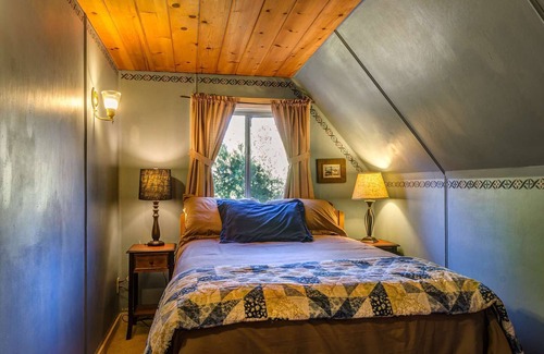 Twin Peaks Hotel | Smokey Bear Ranger - Three-Bedroom | Five Beds | ¾ Bathroom | Sleeps Eight
