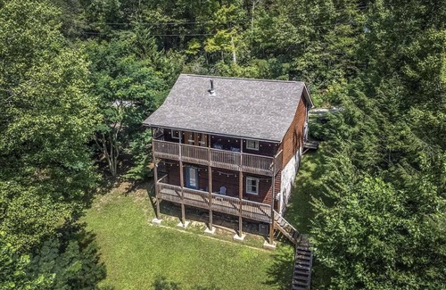 Cosby Cabina | Smokey Mountain Retreat with hot tub and arcade games, sleeps 8!